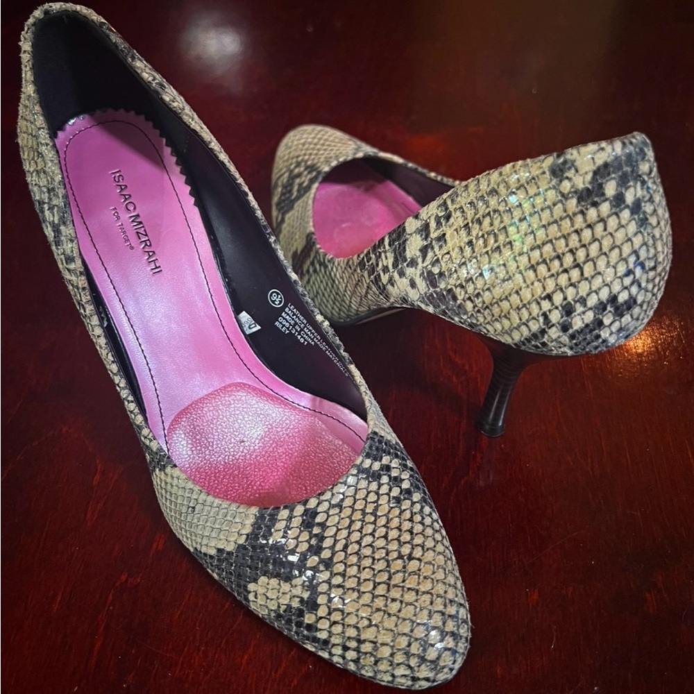 Snake skin high-heeled shoes